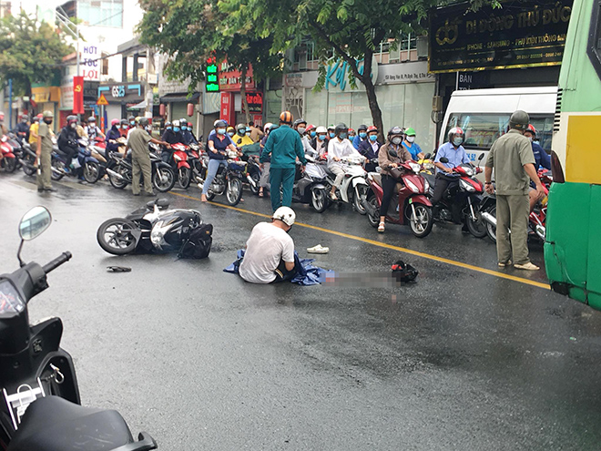 Chứng kiến người cha ôm thi thể con gái gào khóc giữa đường sau tai nạn nhiều người đã không kìm được nước mắt