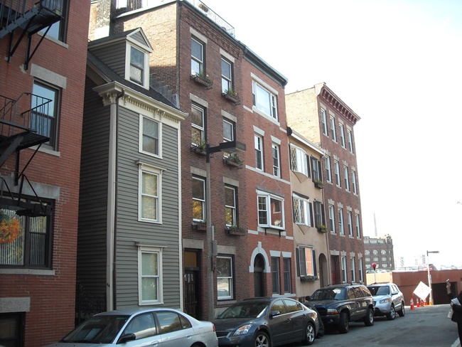 Cách đây không lâu, ngôi nhà Skinny House (Boston, Mỹ) có bề ngang chỉ 3m được rao bán với giá 895.000 USD (~20 tỷ đồng).
