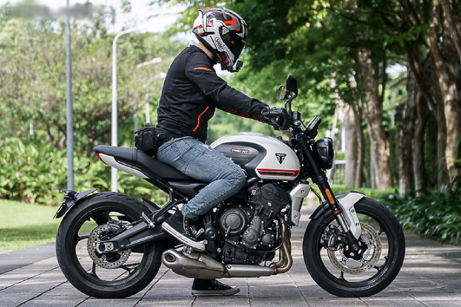 2021 Triumph Trident 660 có trọng lượng nặng 189 kg.
