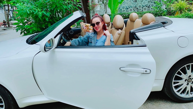 Ngoài căn biệt thự trị giá 40 tỷ, Vy Oanh còn sở hữu một siêu xe mui trần màu trắng.
