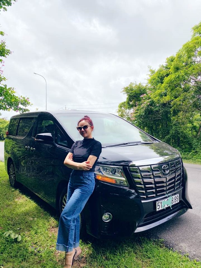 Vợ chồng người đẹp còn tậu thêm một chiếc xe Limousine để nghỉ ngơi khi di chuyển đường dài.
