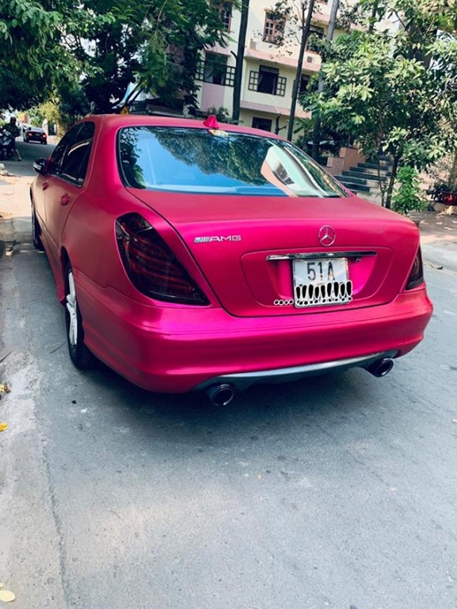 Vào 2019, Vy Oanh tậu thêm chiếc xế hộp Mercedes AMG màu hồng có giá hơn 2 tỉ đồng.
