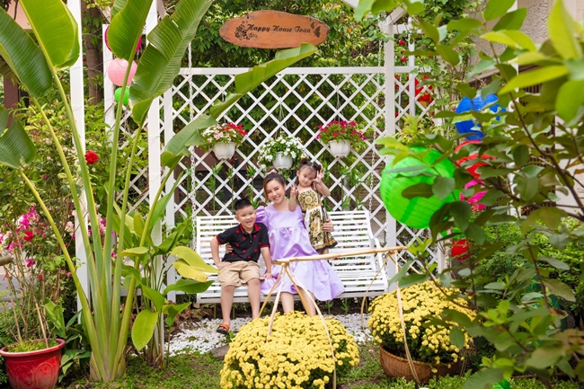 Bên ngoài khuôn viên, Vy Oanh và ông xã tinh tế thiết kế thêm một chiếc xích đu làm nơi nghỉ ngơi cho cả gia đình. Đây là nơi cô và các con thường xuyên vui đùa, thư giãn.
