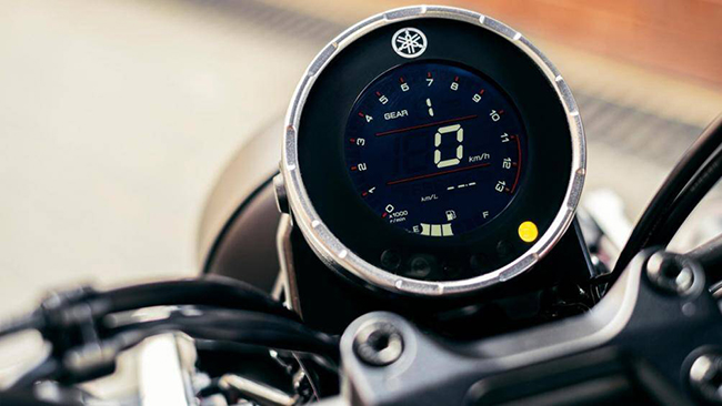 Đồng hồ tốc độ của Yamaha XSR 125 được thiết kế theo phong cách cổ điển với các thông tin hiển thị dạng âm bản
