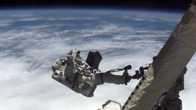 Phi hành gia bước bộ ra không gian với bộ quần áo LCVG