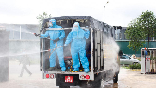 Lực lượng chức năng phun khử khuẩn tại Khu công nghiệp Quang Châu, Bắc Giang - Ảnh: ĐỨC TRỌNG