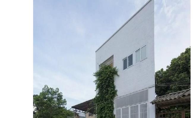Năm 2019, hình ảnh một căn nhà “mỏng như tờ giấy” ở Thạch Thất (Hà Nội) đã khiến cho báo giới và kiến trúc sư nước ngoài được phen ngỡ ngàng về “sự bất chấp mọi định luật trong thiết kế”. 

