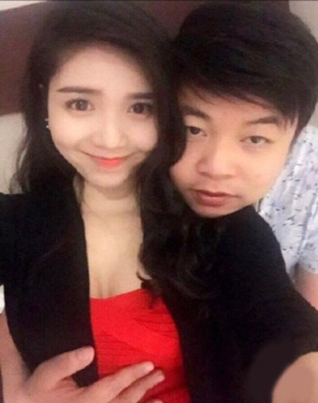 Nam ca sĩ hải ngoại Quang Lê từng đăng ảnh “đụng chạm” vòng 1 diễn viên Thanh Bi khi cả hai đang hẹn hò.
