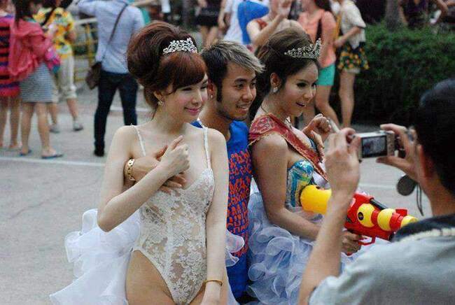 Trong một bức hình bị người đi đường chụp được ở Thái Lan, nam ca sĩ Akira Phan đứng giữa hai người mẫu chuyển giới và mỗi tay thản nhiên đặt lên ngực một người đẹp. Khoảnh khắc “kém duyên” của giọng ca “Mùa đông không lạnh” nhận về không ít chỉ trích, mặc dù nam ca sĩ lên tiếng rằng chính mình bị hai cô người mẫu chèo kéo, lôi vào chụp ảnh kỷ niệm và cố tình để tay anh lên vị trí nhạy cảm.
