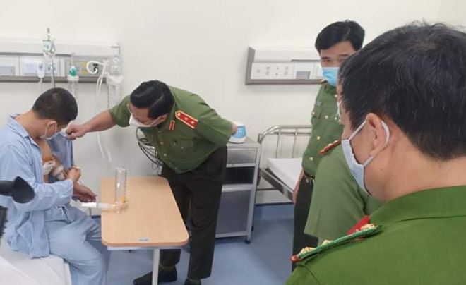 Trung tướng Nguyễn Hải Trung đến thăm và trao tặng anh Nguyễn Trần Minh thư khen của Chủ tịch UBND TP.Hà Nội và giấy khen của Công an TP.Hà Nội.