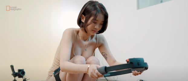 Để quảng cáo cho bộ sản phẩm tập thể dục tại nhà, một thương hiệu Hàn Quốc bị chỉ trích vì người mẫu mặc đồ tập gợi cảm, không nội y&nbsp;trước ống kính.