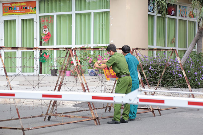 Trung tâm Kiểm soát Bệnh tật TP.HCM (HCDC) cho biết, trường hợp nghi nhiễm là nam, 35 tuổi. Người này là nhân viên của một công ty chuyên về kiểm toán có địa chỉ tại Quận 3. Ngày 17/5, người này đến BV Vinmec khám và được cách ly do có dấu hiệu sốt, ho, đau họng, giảm vị giác và được lấy mẫu xét nghiệm SARS-CoV-2. Sáng 18/5 kết quả xét nghiệm nghi ngờ nhiễm. Đến trưa cùng ngày, kết quả xét nghiệm khẳng định bệnh nhân dương tính với SARS-CoV-2