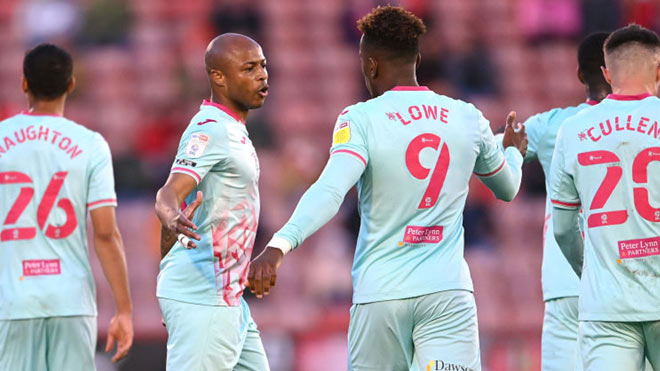 Andre Ayew (thứ 2 từ trái sang) ghi bàn thắng vô cùng quý giá để mở toang "cánh cửa" vào chung kết play-off thăng hạng Premier League cho "Thiên nga đen" Swansea City