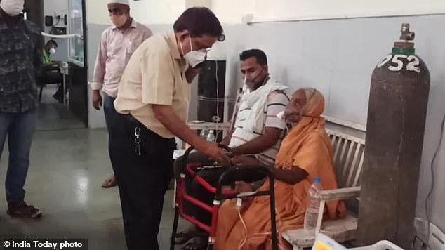 Bà Shakuntala Gaikwad,(áo vàng cam),&nbsp;76 tuổi. Ảnh: India Today