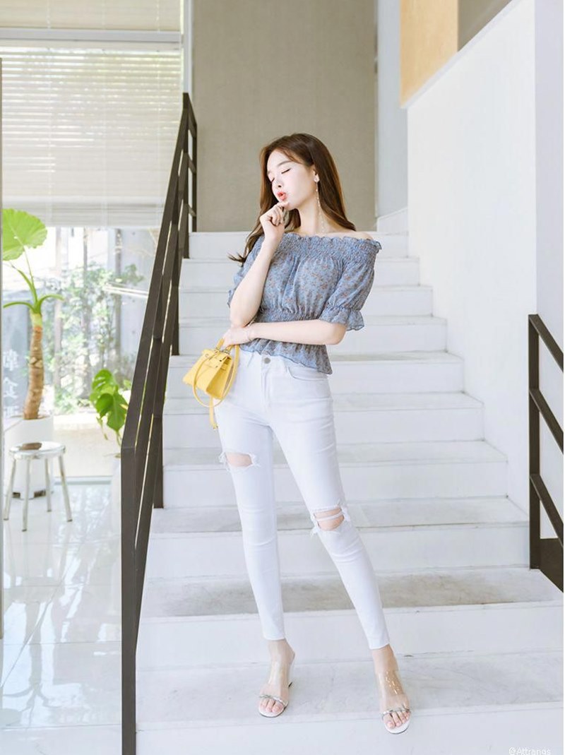 Skinny jean dường như ăn khớp với mọi kiểu áo, giày dép và phụ kiện.