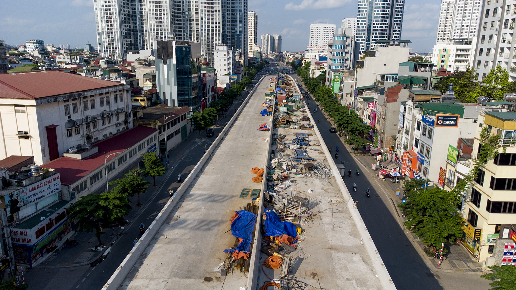 Hai làn đường vành đai 2 dưới thấp đang hiện rõ từng ngày.