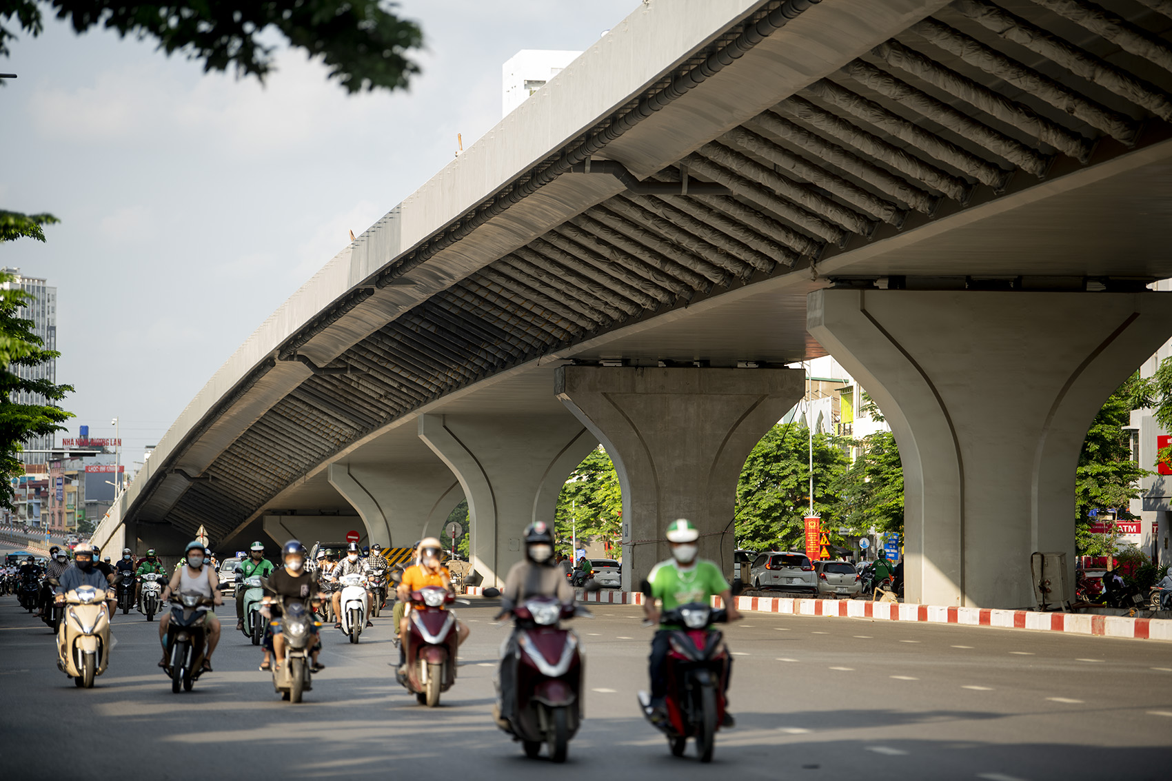 Phần đường dưới thấp đang được triển khai song song hai gói thầu chia ca làm cả ngày đêm để kịp hoàn thành đúng tiến độ, để kịp bàn giao và thông xe vào ngày 30/6.