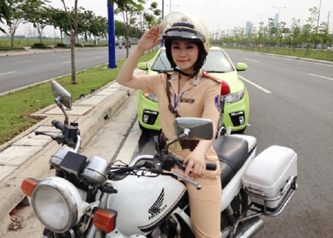 Trong MV "Học cách đi một mình", Lương Bích Hữu đã hóa thân vào vai nữ cảnh sát giao thông xinh đẹp thu hút sự quan tâm từ cộng đồng mạng.
