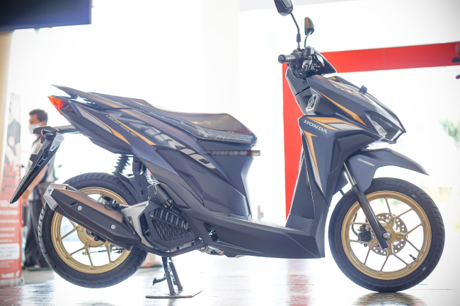 Động thái này của AHM nhằm giúp xe ga Honda Vario 125 tiếp tục giữ vững vị thế là xe ga thể thao, tinh tế, ăn khách hàng đầu tại quốc đảo. Thực ra Vario 125 cũng là dòng xe tay ga nhập khẩu được nhiều người biết tới. Mẫu xe này cùng với Click của Thái Lan được đánh giá như là các ứng viên thay thế cho Honda Air Blade nội địa ở Việt Nam.
