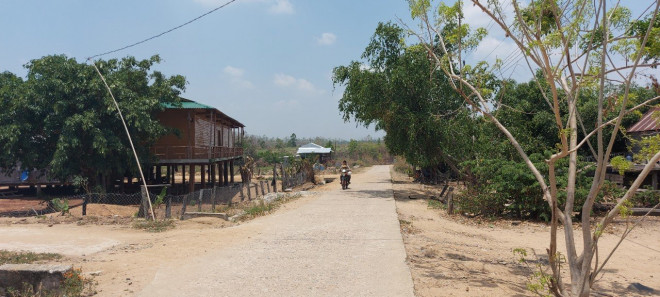 Cuộc sống của người Bahnar tại khu vực này hết sức khó khăn, hầu hết họ đều ở nhà sàn tự làm bằng vật liệu có sẵn, ít người xây được nhà.