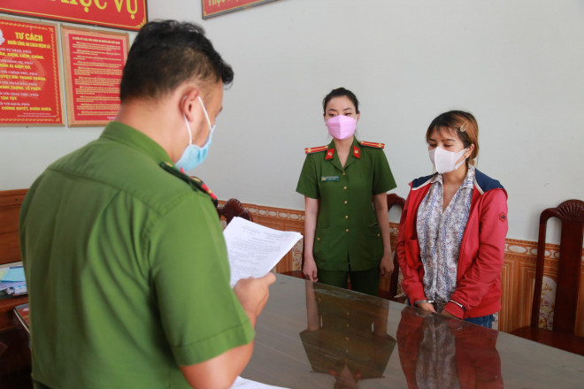 Công an TP Đà Nẵng đọc lệnh bắt tạm giam Lê Thị Kim Khánh