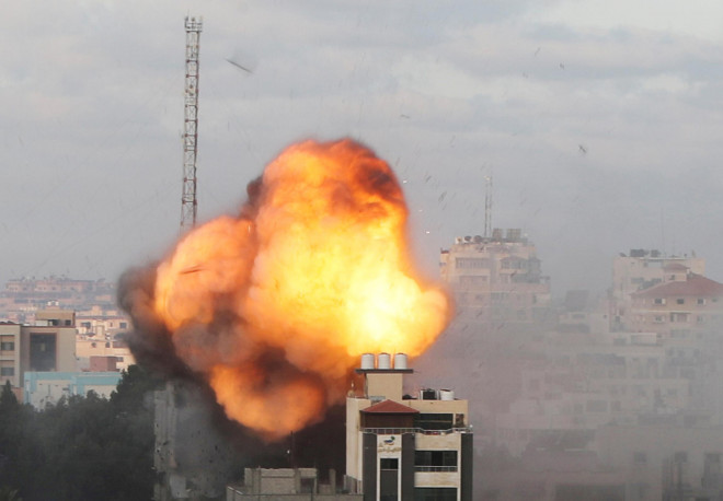 Khói lửa bốc lên sau cuộc không kích của Israel nhằm vào TP Gaza - Palestine, ngày 18-5. Ảnh: REUTERS