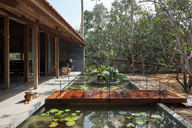Căn nhà này tọa lạc tại một ngôi làng nhỏ, có con sông trong vắt chảy qua ở ngoại ô thành phố Huế.

