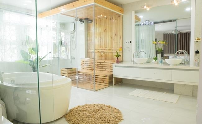 Phòng tắm rộng rãi, có buồng xông hơi được nối thông với phòng ngủ của Vy Oanh.
