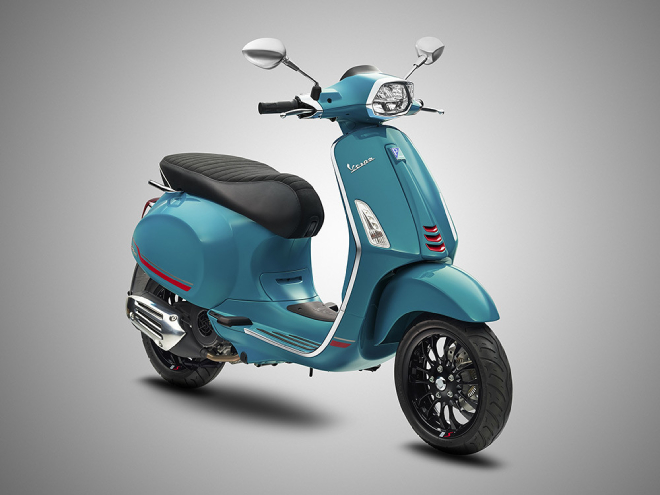 2021 Vespa Sprint màu Xanh lông công.