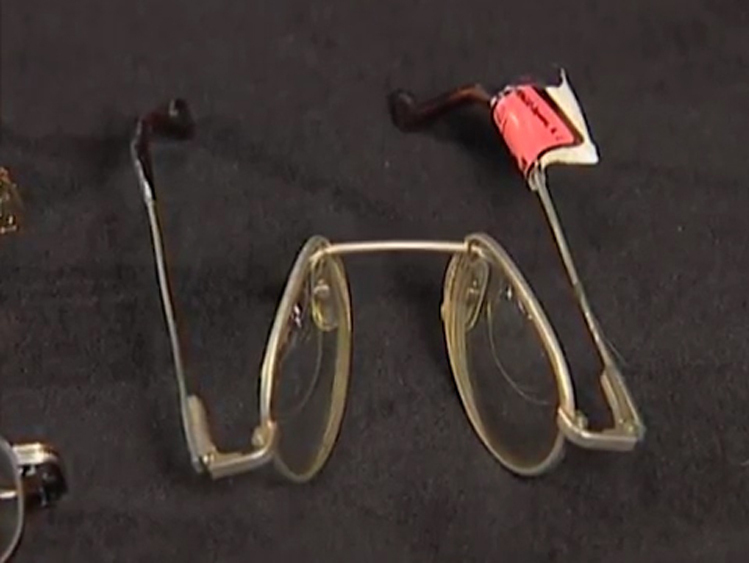 Chiếc kính được tìm thấy trong chiếc xe của Nick