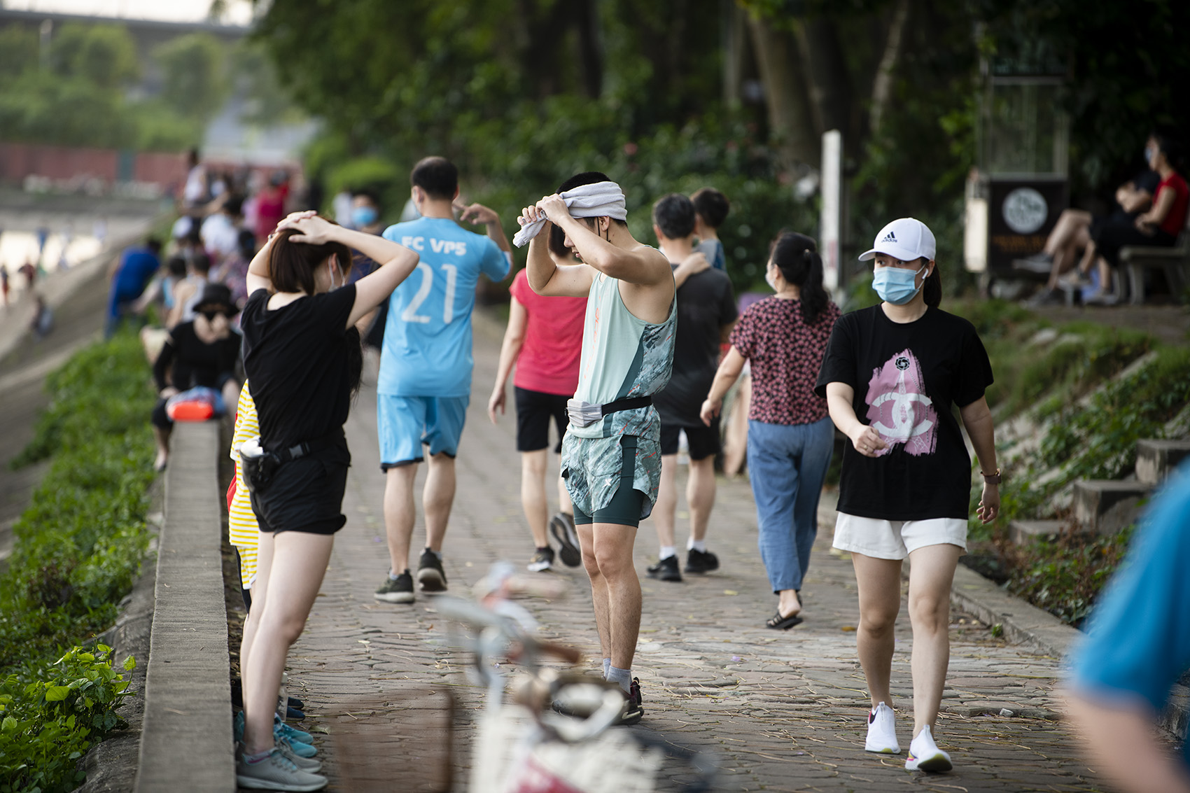 Thế nhưng tại khu vực xung quanh hồ Linh Đàm (quận Hoàng Mai, Hà Nội) thường xuyên có rất nhiều người tập thể dục, thậm chí nhiều người còn không đeo khẩu trang theo quy định.