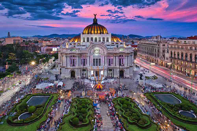 Đừng rời đi mà không có một chuyến đi đến Palacio de Bellas Artes: Palacio de Bellas Artes hoặc Cung điện Mỹ thuật rất ấn tượng. Ở đây luôn có những cuộc triển lãm âm nhạc, văn học và nghệ thuật nổi tiếng nhất.&nbsp;