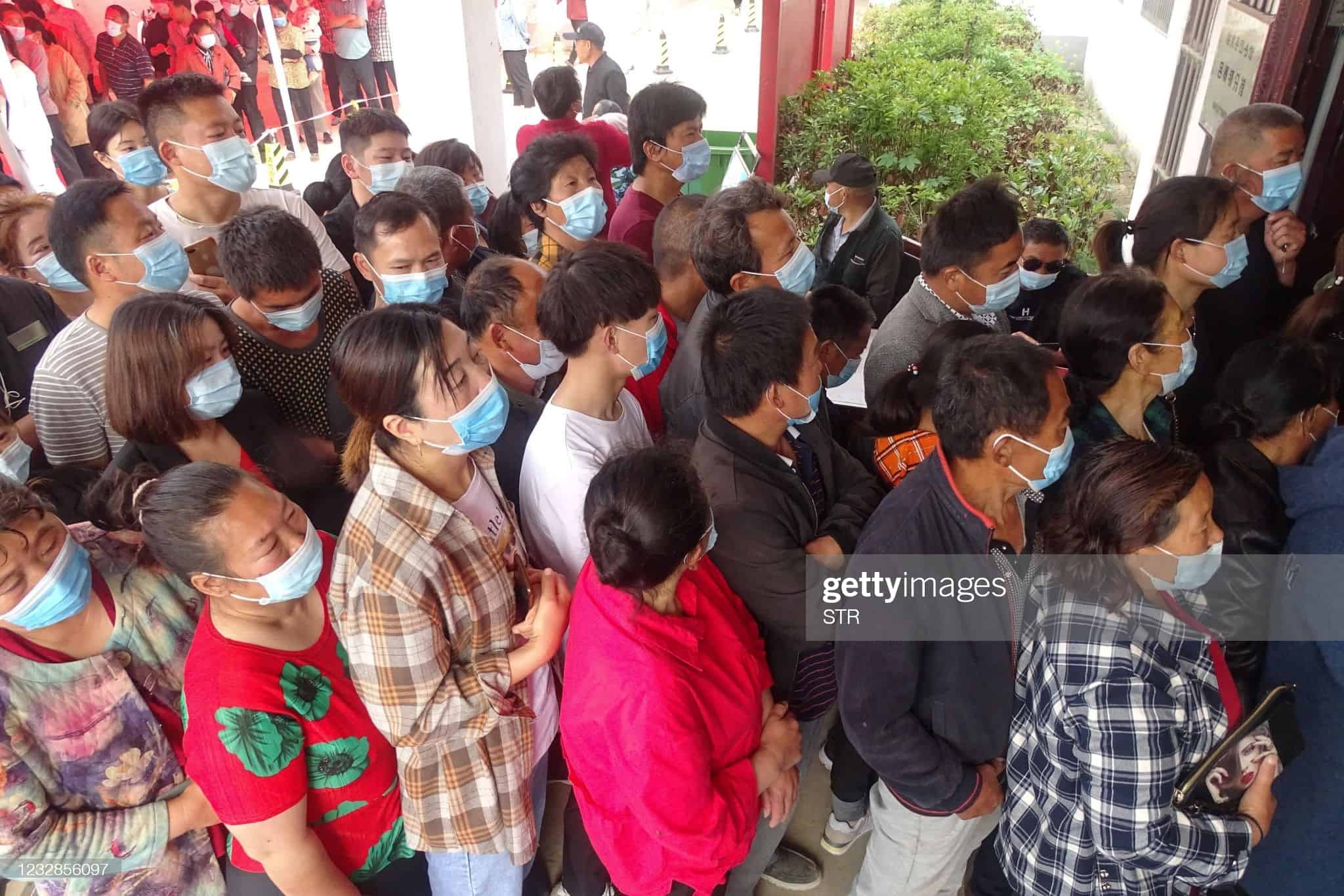 Dòng người xếp hàng để được tiêm vắc-xin Covid-19 ở quận Linquan, thành phố Phụ Dương, tỉnh An Huy, hôm 13/5 sau khi xuất hiện các ổ dịch mới. Ảnh: Getty&nbsp;