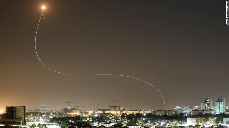 Hệ thống phòng không Vòm Sắt đánh chặn rocket từ Gaza.