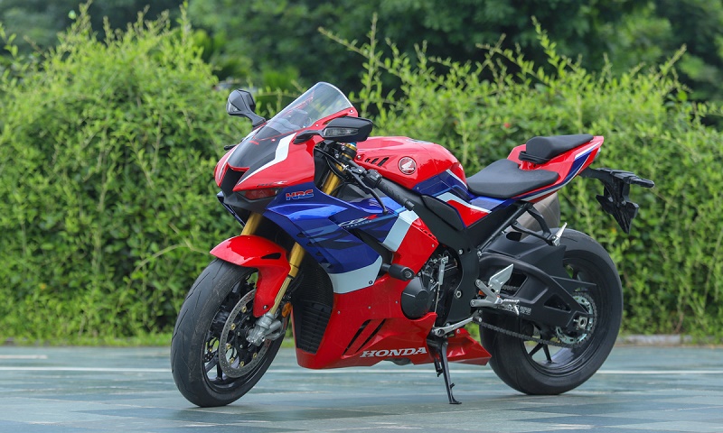 Tầm giá tỷ đồng, Honda CBR1000RR-R hay BMW S 1000 RR xứng đáng để biker &#34;chơi lớn&#34;? - 2