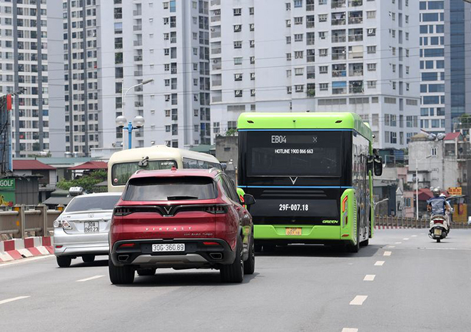 Xe buýt điện VinFast lăn bánh chạy thử nghiệm trên đường phố Thủ đô - 5