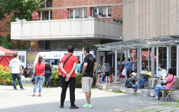Người dân chờ đợi ở bên ngoài chi nhánh Bệnh viện thành phố Đài Bắc, thuộc quận Wanhua, thành phố Đài Bắc, Đài Loan, để được lấy mẫu xét nghiệm hôm 15/5. Ảnh: CNA