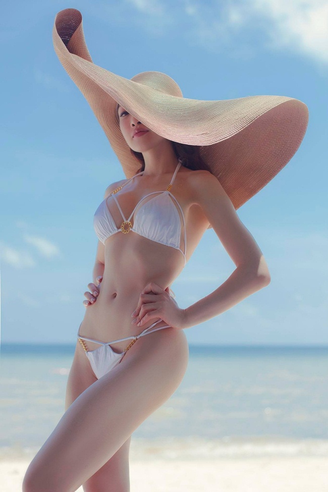 Vợ ba Chi Bảo khoe vóc dáng đồng hồ cát trong bộ bikini bé xíu, cắt xẻ táo bạo.
