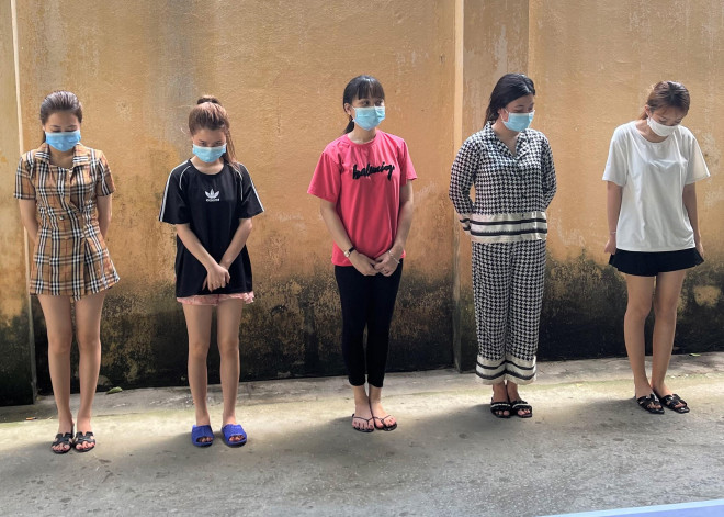 5 cô gái trẻ là nhân viên các quán karaoke tranh thủ nghỉ dịch đi "bay lắc" ma túy