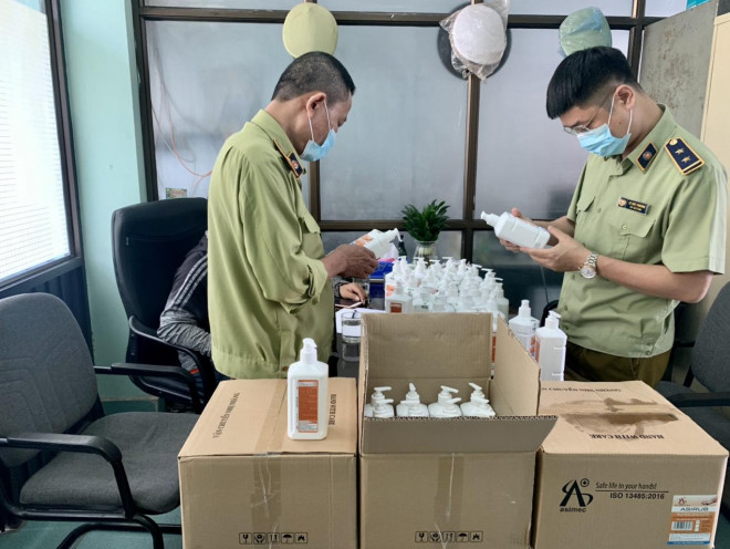 15 thùng tương đương 300 chai nước sát khuẩn có dung tích 500ml được lực lượng chức năng phát hiện tại sảnh tòa Hapulico (Thanh Xuân).