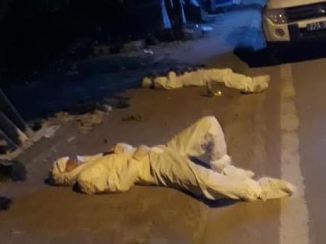 Giám đốc Sở Y tế Điện Biên bật khóc khi nhìn 2 cán bộ y tế kiệt sức, nằm ngủ vệ đường