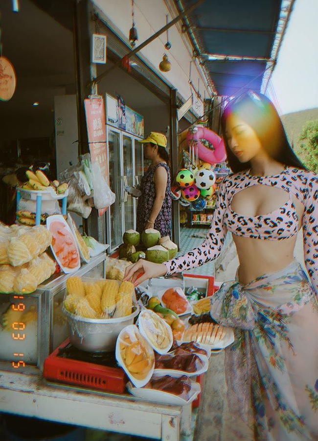 Chân dài Hà Nam từng gây sốt mạng khi mặc bikini đi mua hoa quả.
