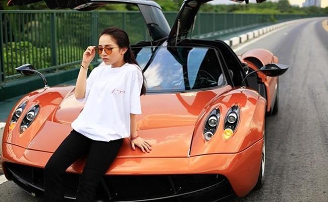 Ngoài ra, cô nàng còn cầm lái siêu xe Pagani Huayra trị giá 80 tỷ.
