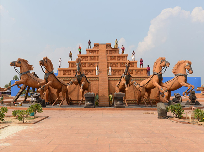 Ramoji Film City đã khai trương một vùng đất phiêu lưu dành cho những du khách yêu thích điện ảnh. Đồng thời, đây cũng là nơi quay những bộ phim ăn khách nhất tại Ấn Độ.&nbsp;
