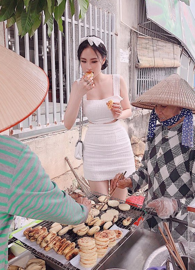 Cũng với set đồ "đi chợ, ăn hàng", Angela Phương Trinh diện váy bodycon, nuông chiều từng đường cong cơ thể.
