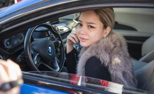 Ngoài chiếc BMW i8, Thanh Thúy còn cầm lái siêu xe Ferrari 458 đắt đỏ. Những mẫu xe Ferrari 458 nguyên bản lúc mới xuất xưởng có giá khoảng 300.000 USD (6,91 tỷ đồng) tại thị trường Mỹ.&nbsp;
