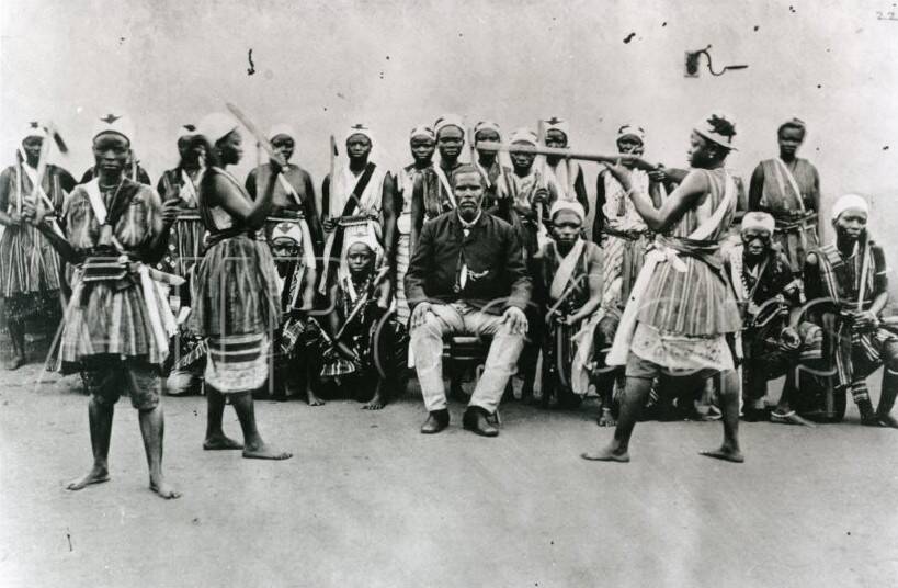 Các nữ chiến binh&nbsp;Dahomey Amazons phô diễn các kỹ năng của họ. Ảnh chụp&nbsp;vào khoảng năm 1890.