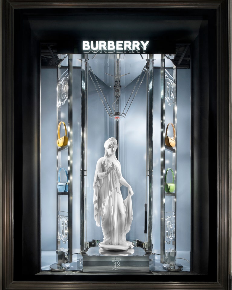 Túi Olympia, biểu tượng nữ tính của Riccardo Tisci cho Burberry - 6