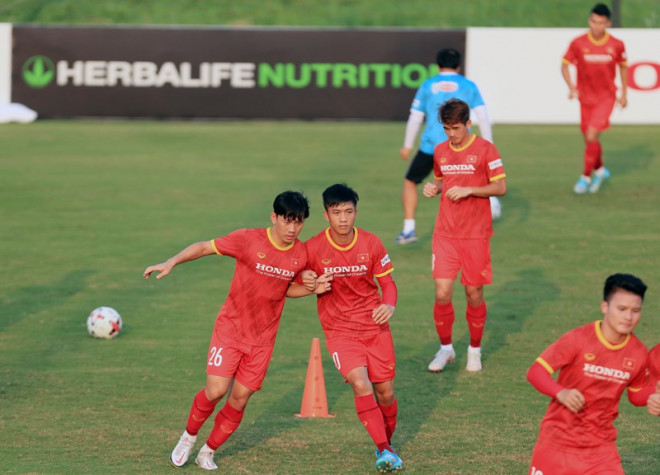 Tiền vệ Minh Vương (trái) chăm chỉ tập luyện với khả năng thay thế tốt vị trí của đàn anh Hùng Dũng. Ảnh: AN.&nbsp;