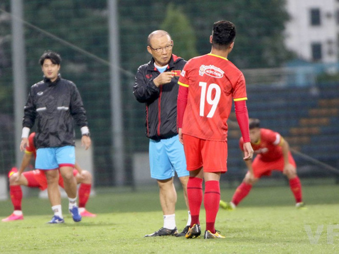 Không giải được bàn thắng ở hàng tiền đạo, thầy Park sẽ phải tính đến các phương án ghi bàn từ tuyến hai với Quang Hải và nhiều tiền vệ tấn công. Ảnh: VFF